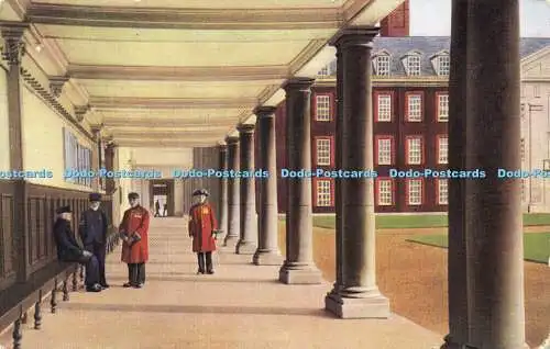 R588975 Royal Hospital Chelsea Colonnade R A Postkarten Serjeant trägt einen gespannten