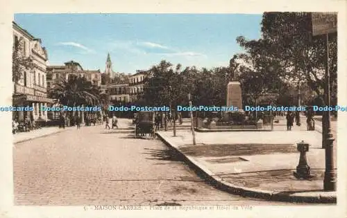 R592879 5 Maison Carree Place de la Republique et Hotel Ville E R A Albert