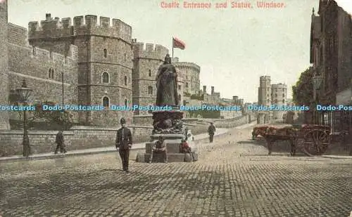 R589442 Castle Entrance and Statue Windsor Marshalls Series