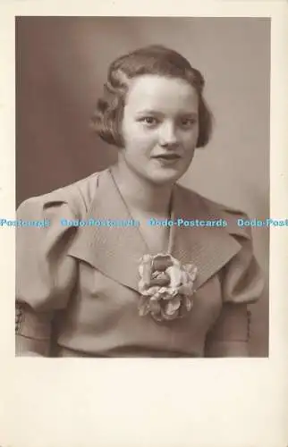 R589874 Frauenportrait Mimose J Schtotfeldt Bergedort