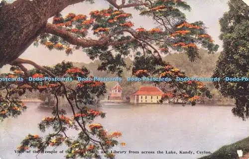 R592223 Ansicht des Tempels des Heiligen Zahns und der Bibliothek von der anderen Seite des Lake Kandy Ceylon P