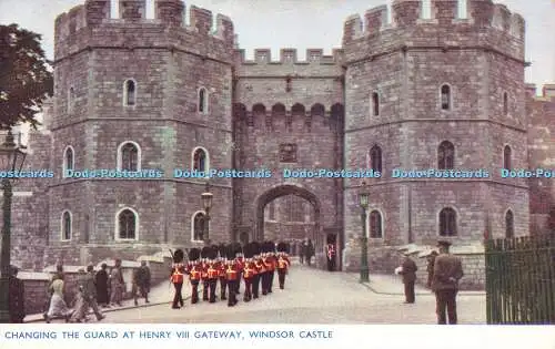 R601604 Wachablösung am Henry VIII Gateway Windsor Castle Photochrom