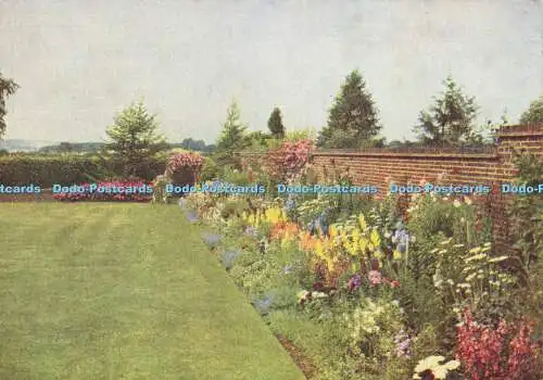 R605584 Garden Studies Herrliche gemischte Umrandung geschützt durch eine Mauer mit Blick auf w