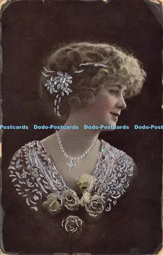 R603805 Frau mit Rosen am Kleid und Halskette 1914