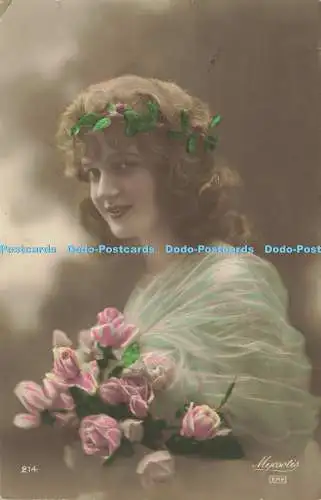 R610864 Eine junge Frau mit Blumen in Händen und Haaren M Hanouart 1916