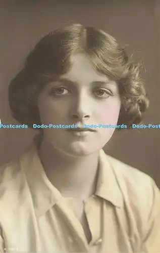 R604242 Eine junge Frau mit kurzen Haaren Rotary Photo British Beauty RP