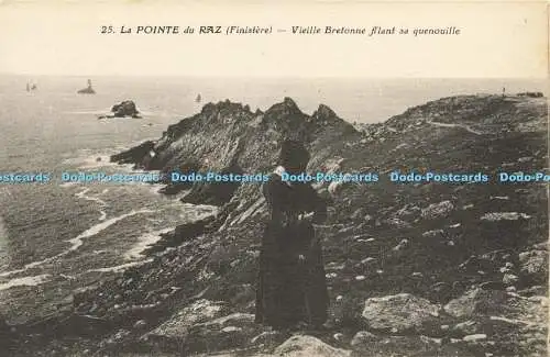 R608949 La Pointe du Raz Finistere Vieille Bretonne Filant sa Quenoville J Nozai