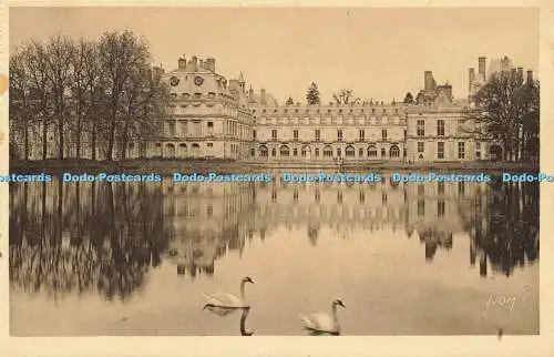 R609214 Palais de Fontainebleau Facade du Palais vue de l Etang des Carpes Yvon