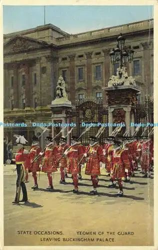 R604686 Staatliche Anlässe Yeomen der Garde verlassen Buckingham Palace E T W Denn