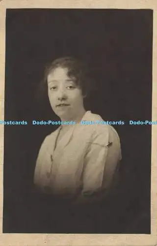 R611860 Portrait einer jungen Frau Postkarte