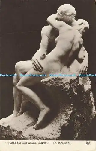 R611929 Musee du Luxembourg Le Baiser A Noyer A Rodin