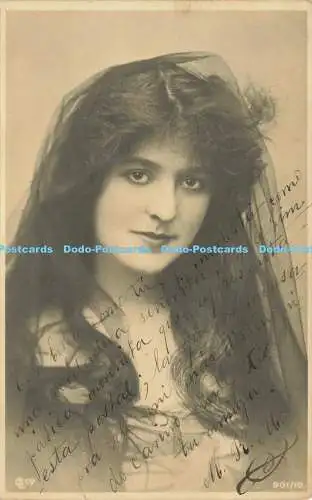 R612105 Eine junge Frau mit langen Haaren Portrait Postkarte 1905