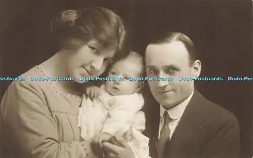 R612403 Paar mit einem kleinen Baby in den Händen Postkarte 1919