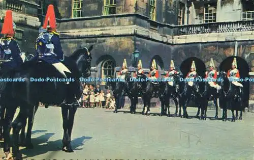 R621433 Ablösung der Königinnen Rettungsschwimmer bei Horse Guards Whitehall London T P C A V