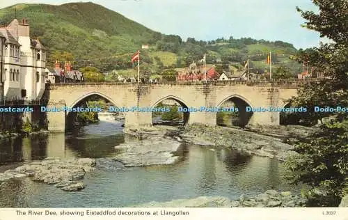 R614533 River Dee zeigt Eisteddfod Dekorationen in Llangollen L 2037 Dennis