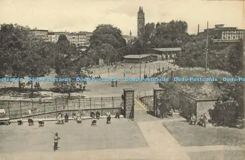 R613684 Unbekannter Ort Parkmenschen
