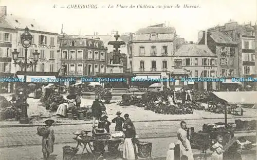 R614191 4 Cherbourg La Place du Chateau un jour de Marche