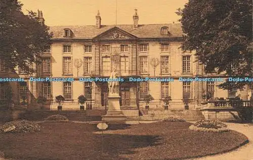 R623276 Bayeux Calvados Rathausplatz und Arcos Statue Laheurte