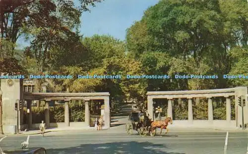 R616453 McGill University Gates mit Caleche im Vordergrund Montreal Canada Mede