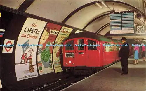 U-Bahn-Zug R616836 Einfahrt Piccadilly Circus Station London London Transport Na