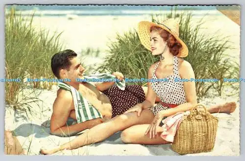 R739392 Mann und Frau am Strand Postkarte