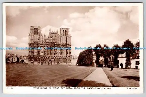 R742013 Westfront der Wells Cathedral vom alten Torhaus Raphael Tuck a