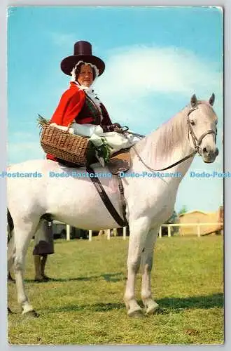 R743109 Pferd Frau in Nationaltracht Großbritannien