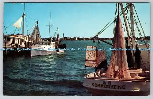 R738596 North Carolina Ocracoke Island Garnelenboote bei Anker Plastichrome Colou