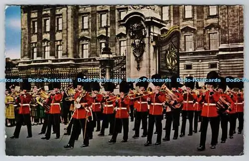 R738946 London The Guards Band Outside Buckingham Palace A V Fry 1961 Postkarte