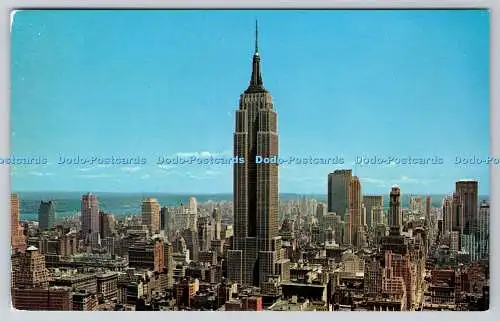 R744610 New York City Upton Skyline zeigt Empire State Bldg und R C A Bldg Her