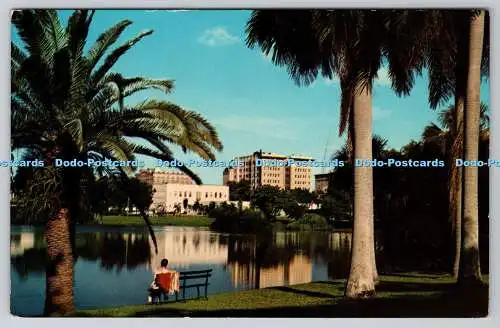 R744699 Herrlicher Blick auf die Skyline von St. Petersburg, reflektiert von der ruhigen Oberfläche