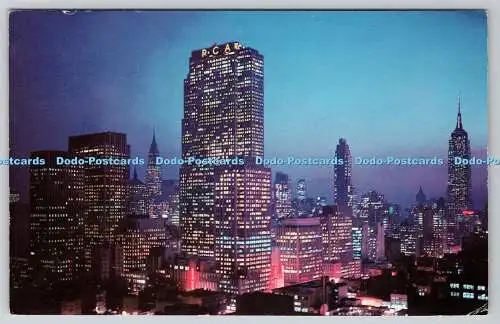 R746525 New York City Night Falls on Midtown Manhattan Manhattan Postkarte Dexte