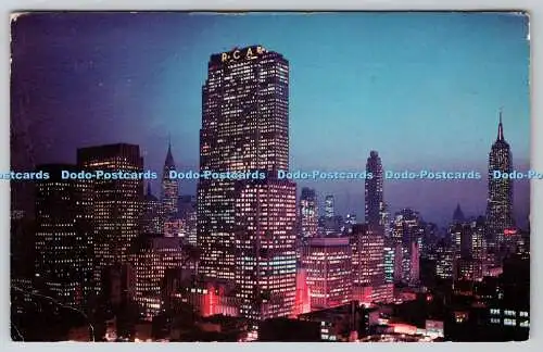 R746545 New York City Night Falls on Midtown Manhattan Manhattan Postkarte Dexte