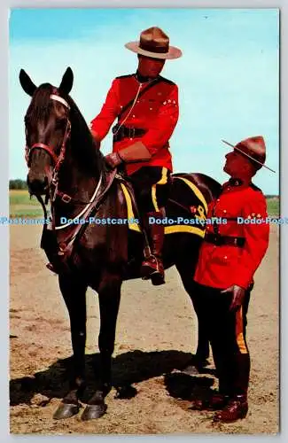 R750043 Zwei Mitglieder der weltberühmten Royal Canadian Mounted Police Traveltime