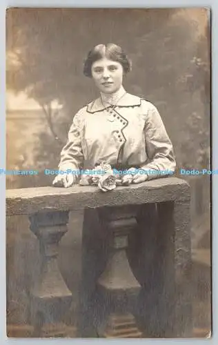 R750102 Junges Mädchen in Bluse und Rock Edwarde Southampton 1915