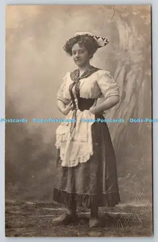 R750123 Junge Frau in Nationaltracht Postkarte