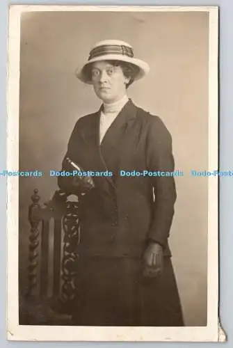 R752887 Woman In Hat Gale Studios Branch 17 London Road Gale Studios