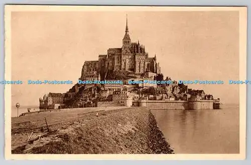 R753158 Le Mont St Michel Manche Le Mont al arrivee Yvon Paris