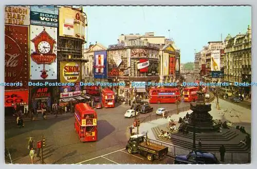 R753793 Piccadilly Circus ist das Herz der Londoner Welt der Unterhaltung J Arthur