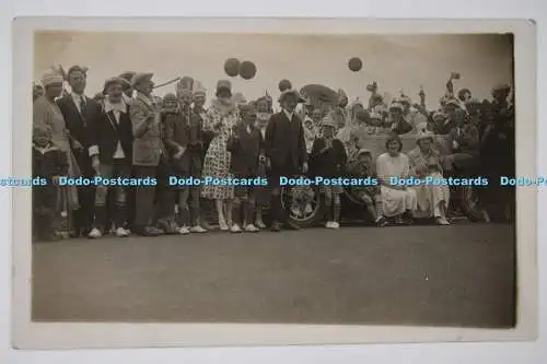 C026160 Gruppe von Menschen mit Ballons auf dem Kopf Karneval Hüte Gwynne gegenüber Kinem