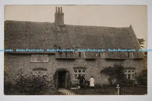 C026369 Suffolk Dorf Haus Leute stehen neben Haus Postkarte