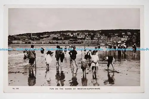 C026851 Spaß auf dem Sand bei Weston Super Mare H J Serie 1911