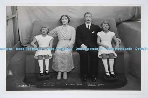 C026990 The Royal Family J Suchomlin RP