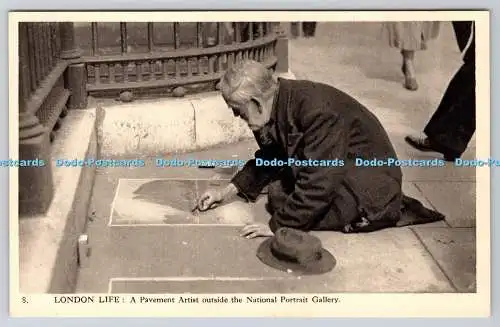 R755145 London Life A Pavement Artist Outside the National Portrait Gallery Char