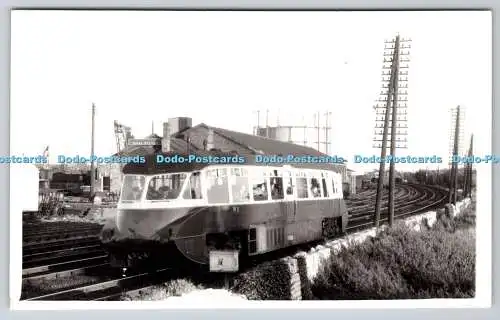 R762860 Foto zeigt einen stromlinienförmigen Triebwagen mit der Beschriftung W11 in einem Bahnhof oder Bahnhof