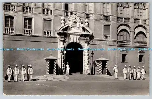 R760296 Le Palais de S A S Le Prince de Monaco La Porte d Honneur et la Garde Du