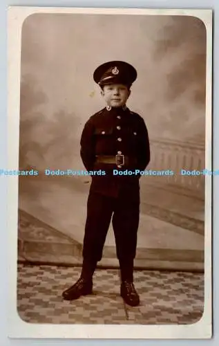 R757549 Kleiner Junge in Uniform Postkarte