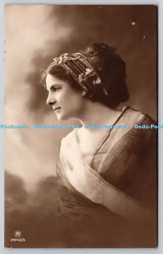 R757669 Junge Frau Portrait Carlton Publishing Co London