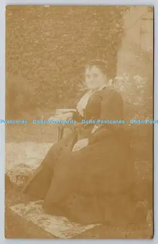 R757903 Alte Frau sitzt auf dem Stuhl im Garten 1908