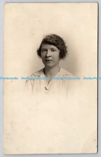 R757981 Frau in Bluse Portrait Postkarte